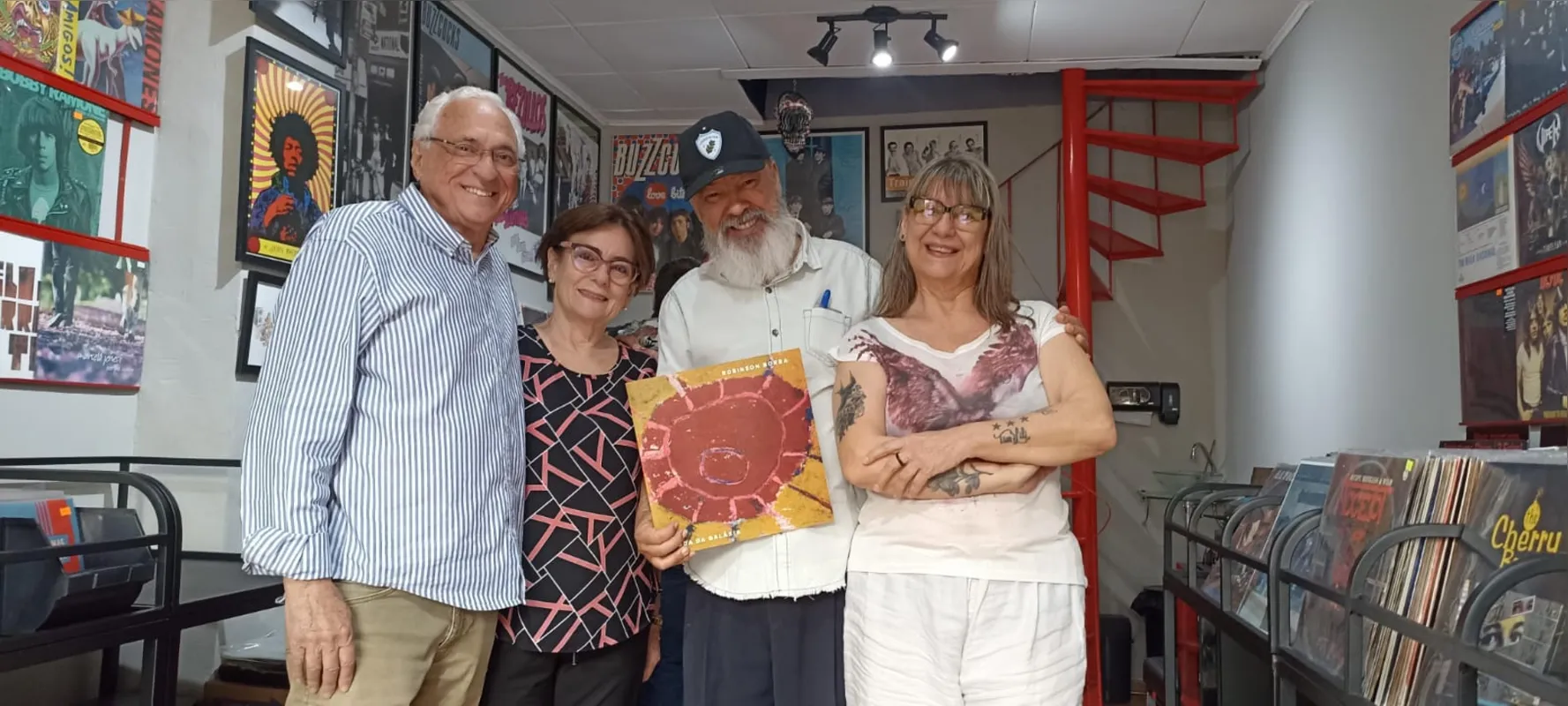 Robinson Borba com Enias e Elisabete Polvora e a fotógrafa Elvira Alegre que foram prestigiar o lançamento
