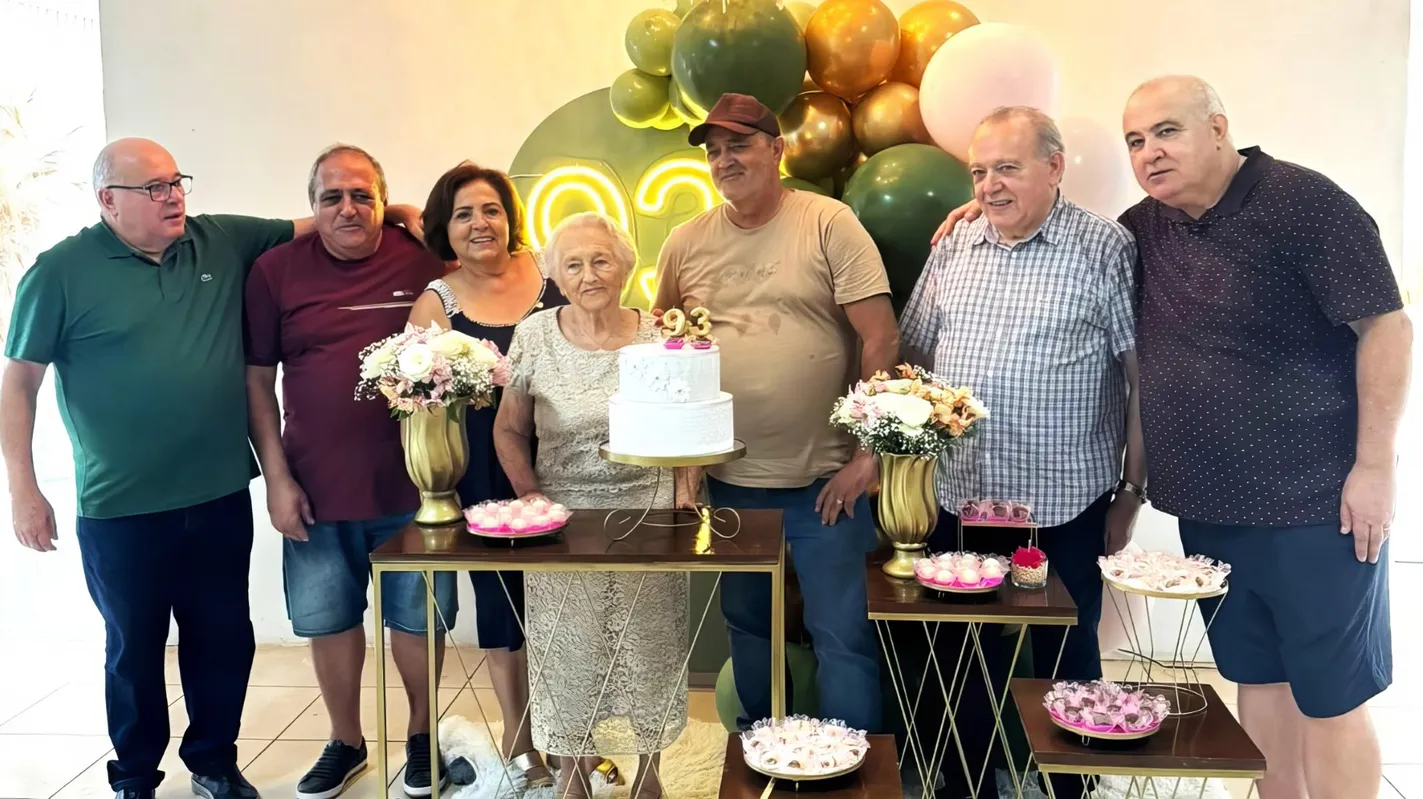 Dona Rosa com seus filhos Jaime, José, Marlene, Antonio, Celso e Oscarlino