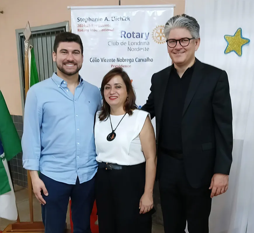 Célio Vicente Nobrega Carvalho, presidente do Rotary Clube de Londrina Nordeste, Rosana Sakaguti Ferreira, diretora da Escola Municipal Professor Leônidas Sobriño Porto, e Marcelo Scandelae, coordenador do projeto no Rotary