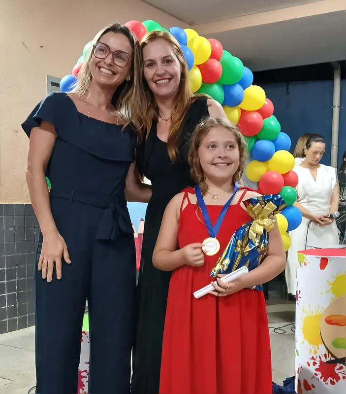 Jaqueline Candido Scandelae com a professora Fernanda Zambaldi de Castro e a aluna Ana Clara Bernar
