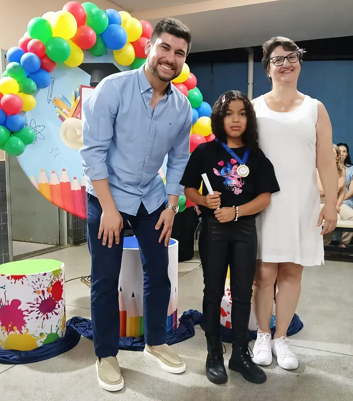 Célio Vicente Nobrega Carvalho, com a aluna Valentina Romas Fattori e a professora Ana Paula Pagnam Orcelli
