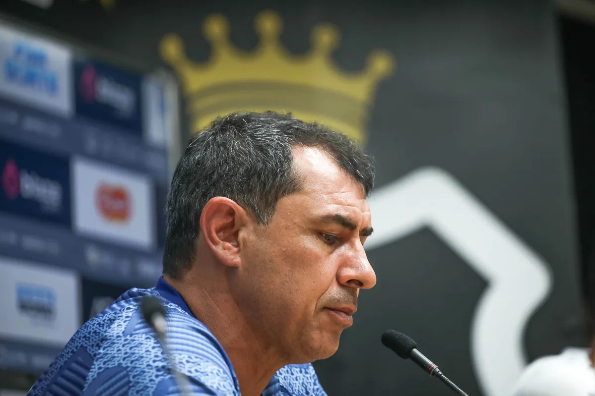 Imagem ilustrativa da imagem Santos demite Fábio Carille e inicia negociação por rescisão