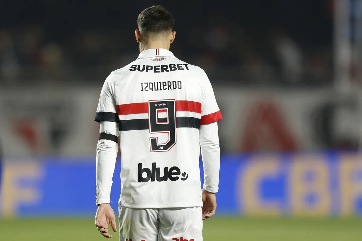 Calleri deixou o gramado cabisbaixo após derrota para o Atlético-MG: jogadores do São Paulo estamparam na camisa do nome do zagueiro Isquierdo, do Nacional, que teve mal súbito no MorumBis e morreu na terça-feira