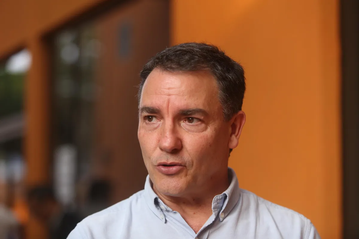 A Justiça Eleitoral apenas almeja, de forma muito concreta, que dois candidatos com nível cultural tão elevado e ocupantes de cargos tão nobres pensem unicamente no eleitor e na eleitora londrinenses”, afirma o juiz Mauro Ticianelli, responsável pela 157ª Zona Eleitoral