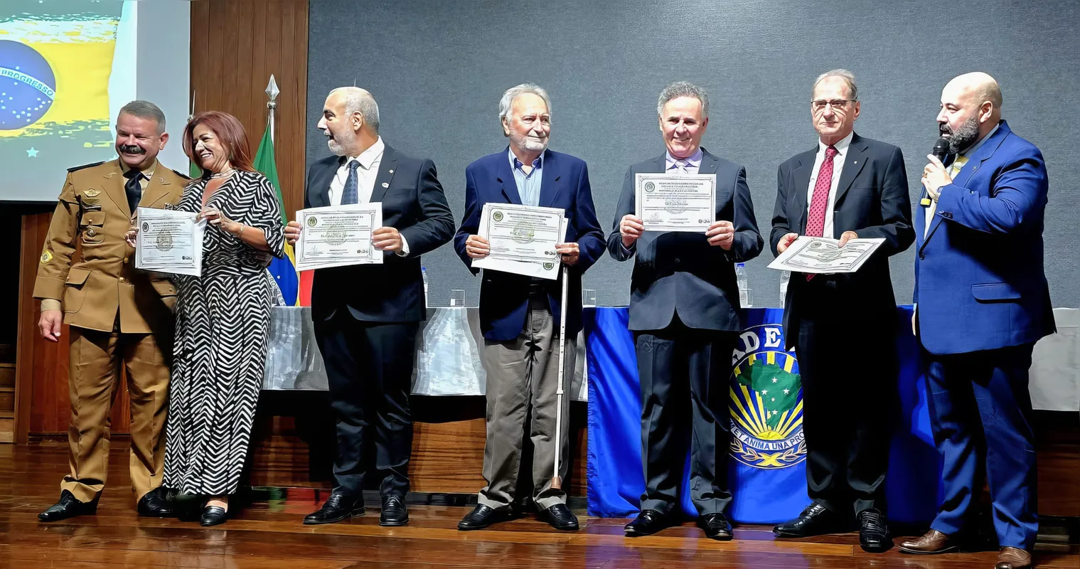 Homenageados pelo segmento Ensino: Ten. CEL. Walter Marques (Comandante Regional da PM do Paraná), Samara Marques (Colégio Dominus), Prof. Daniel Ruiz, Prof. Félix Ribeiro, Dr. Leonir Batisti (Coordenador do GAECO-PR) e Celso Tenório (Delegado da ADESG - Londrina).