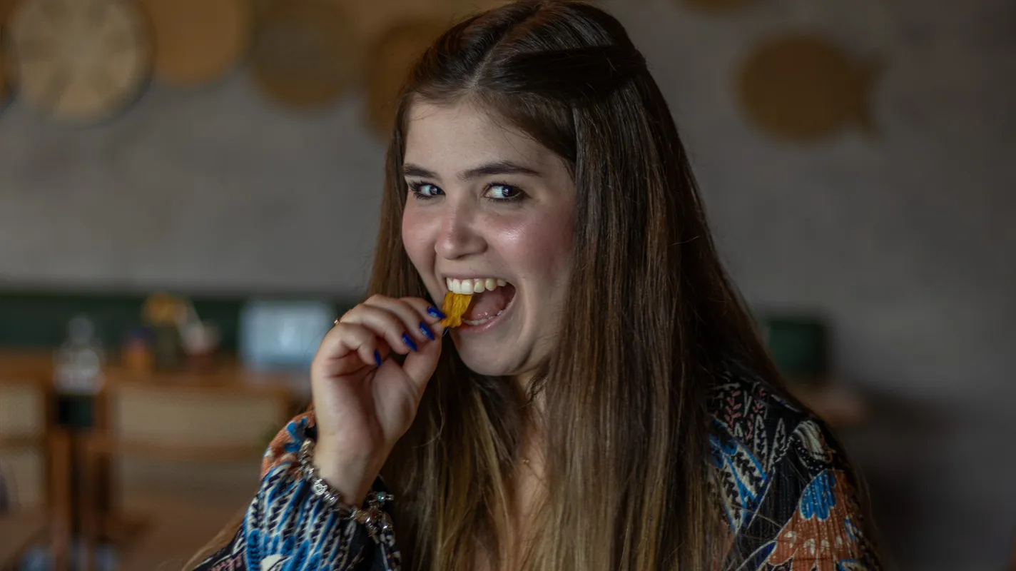 Marcela Araujo Vacheski passa por experiências diversas como Marcela Degusta: "Já comi um pirulito com escorpião, bicho da seda e grilo"
