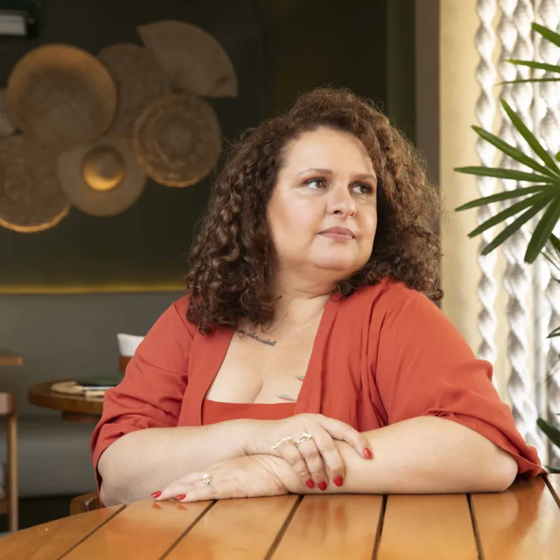Socorro Acioli, autora do livro mais vendido na Flip 2024, "Oração para desaparecer", faz a mesa de abertura da 43ª Semana Literária do Sesc em Londrina