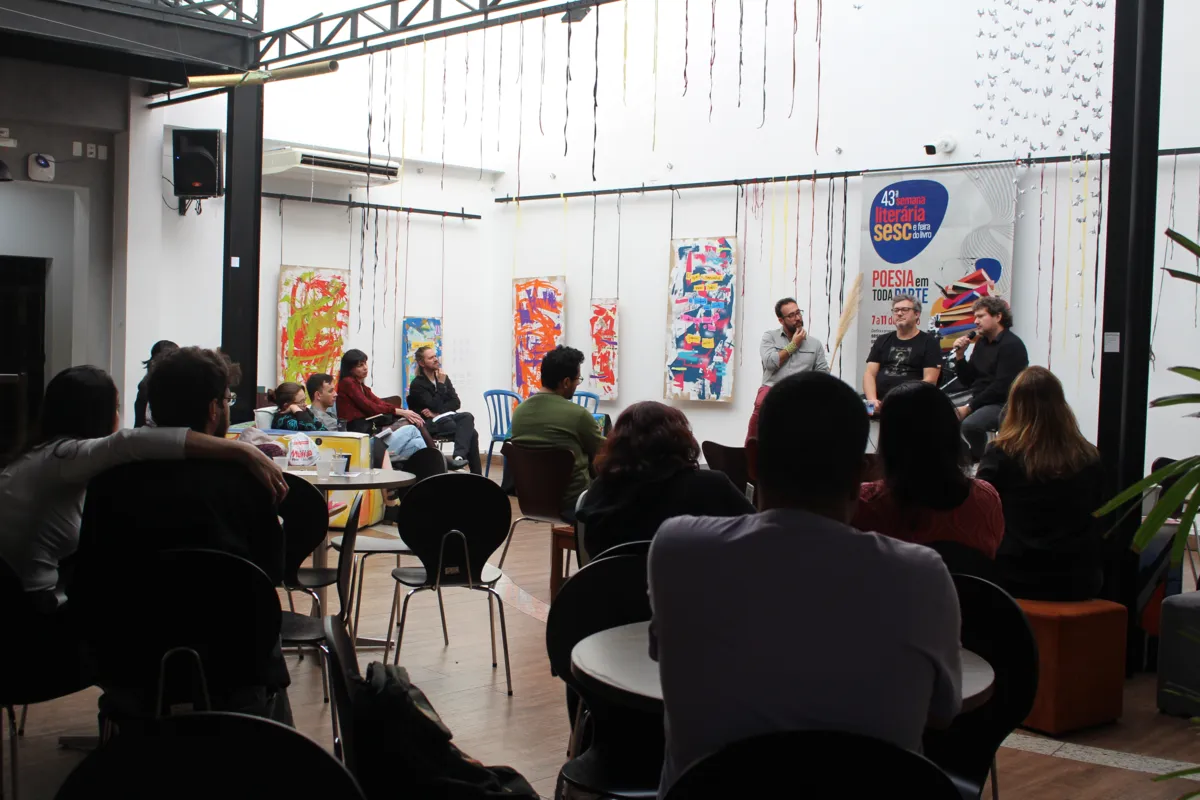 Público acompanhou o bate-papo "Poesia em toda parte", com os escritores  Fabrício Corsaletti, Guilherme Gontijo Flores e Ricardo Pedrosa Alves: um diálogo com o movimento literário atual do país