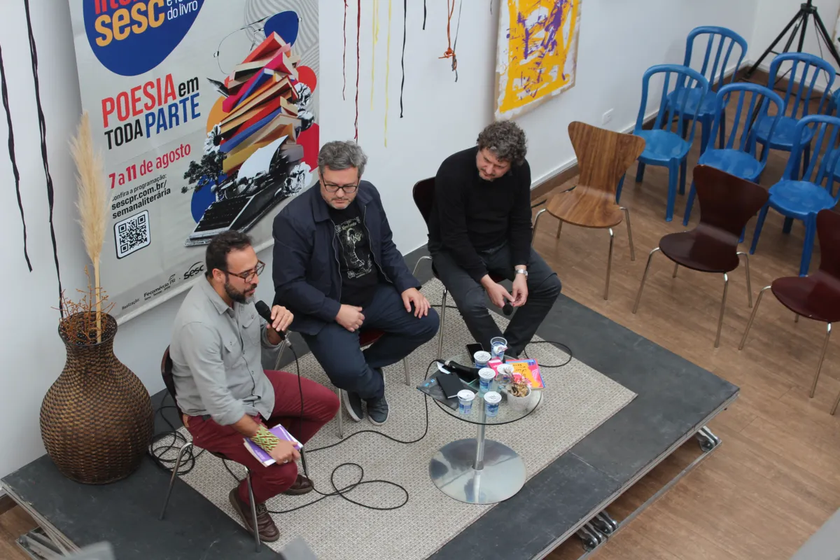 Guilherme Gontijo Flores, o mediador do bate-papo Ricardo Pedrosa Alves e Fabrício Corsaletti: Semana Literária do Sesc constitui um espaço privilegiado para autores entrarem em contato com os leitores.
