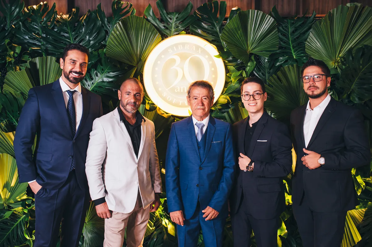 Este jornalista com os sócios da Sibrax Software: Leonardo David de Lima (diretor de suporte), Sr. Osvaldo Lima (sócio fundador), Rafael Vollertt De Lima (diretor comercial e financeiro) e João Felipe Vollertt Alves (comercial)