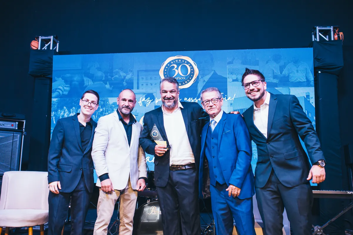Primeiro funcionário da Sibrax, Adriano Zancheti recebeu homenagem especial. Na foto, com Rafael Vollertt De Lima, Leonardo David de Lima, Sr. Osvaldo Lima e João Felipe Vollertt Alves