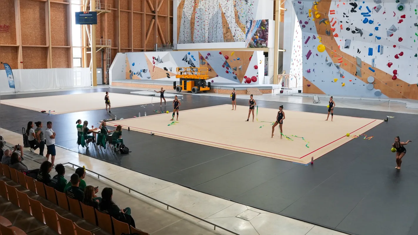 A técnica londrinense Camila Ferezin orienta as atletas  da seleção de ginástica rítmica durante treino de aclimatação em Troyes: brasileiras buscam uma medalha olímpica inédita