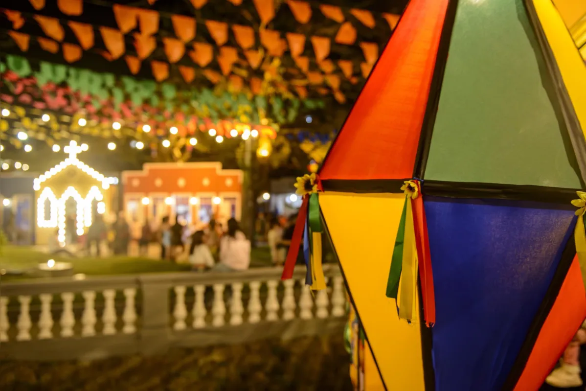 Espaços como escolas, clubes e igrejas são decorados para as festas juninas, uma forma de valorizar a tradição e os regionalismos