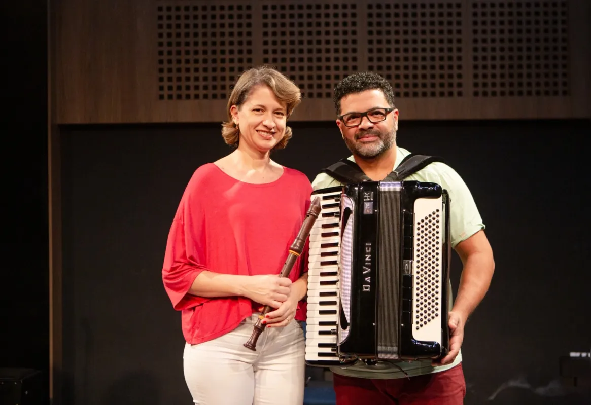 Luciana Schmidt e Miguel Santos, do Estúdio Musical Flauta e Fole, destacam a importância das músicas típicas que passam de geração em geração