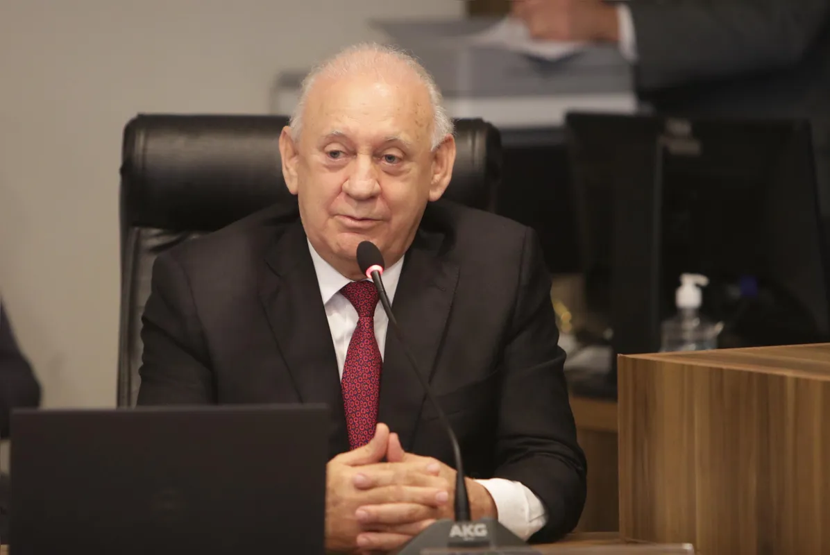 Ademar Traiano teria contado com o apoio do governador Ratinho Júnior (PSD) na disputa e venceu com facilidade os deputados Renato Freitas (PT), Fábio Oliveira (Podemos) e Luiz Fernando Guerra (União Brasil
