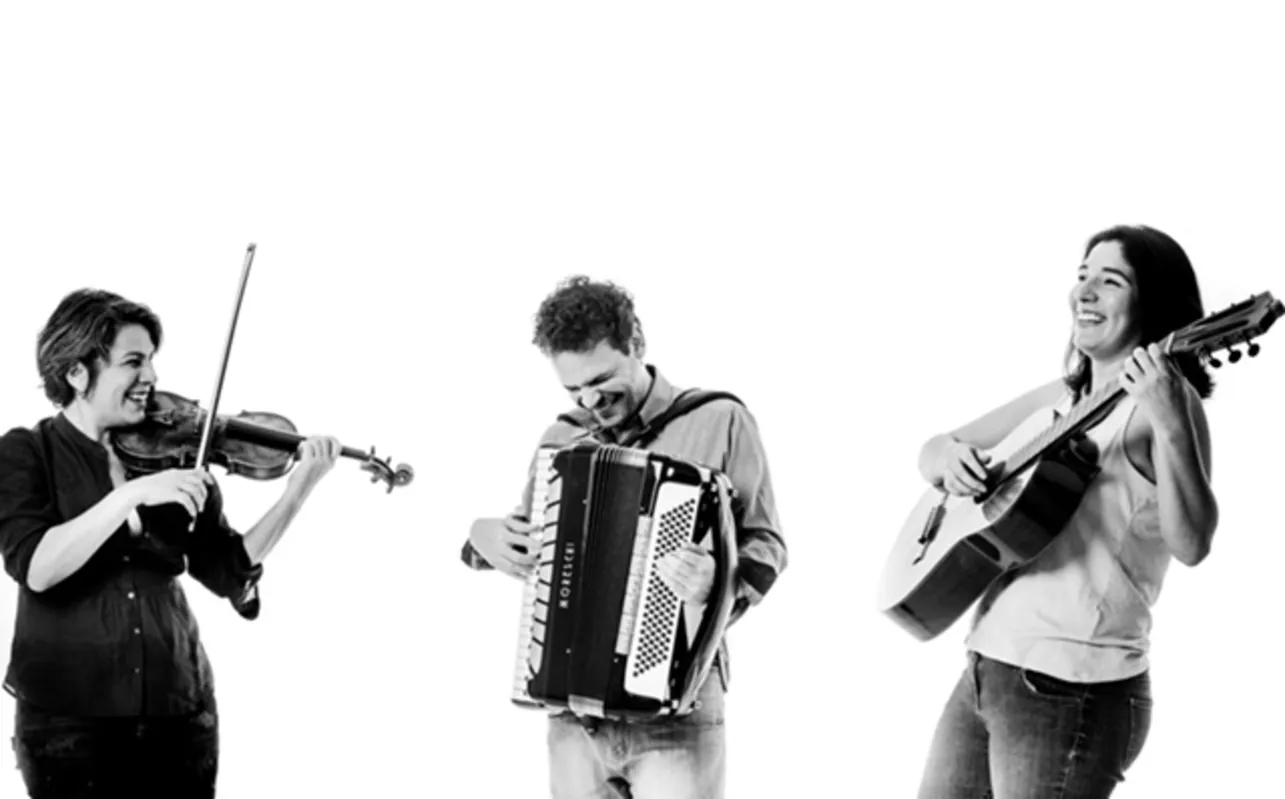 Trio Iroko: mistura de gêneros latino-americanos numa atmosfera multissensorial
