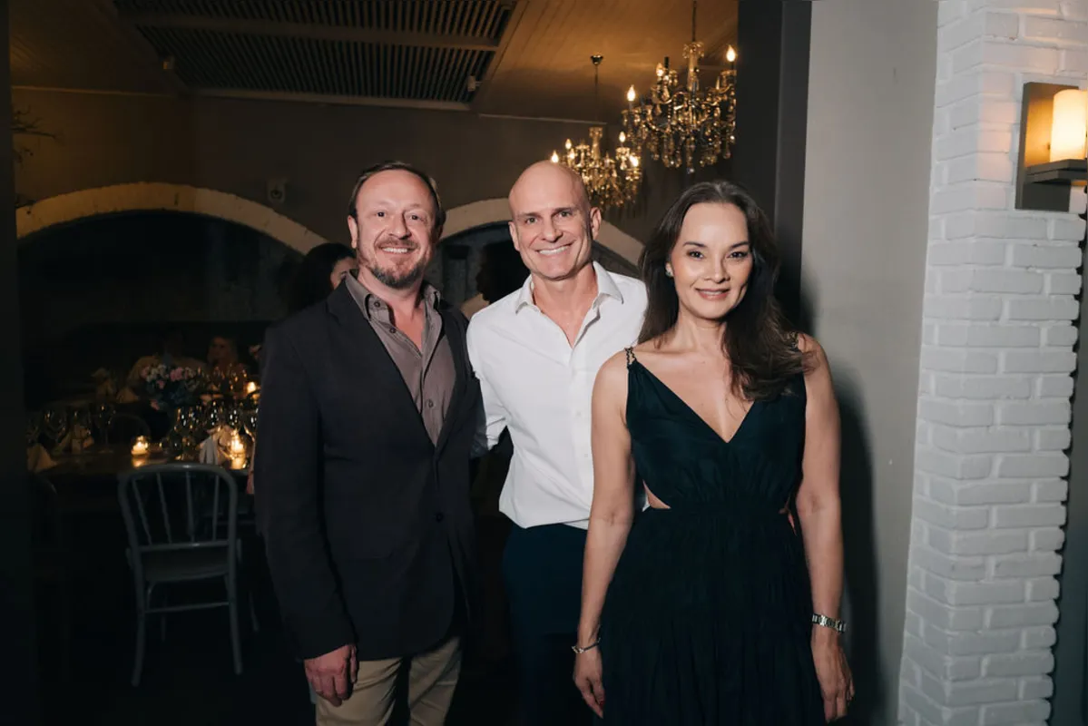 Carlinhos Grade e Lilian Koga com o enólogo da LVMH François Hautekeur