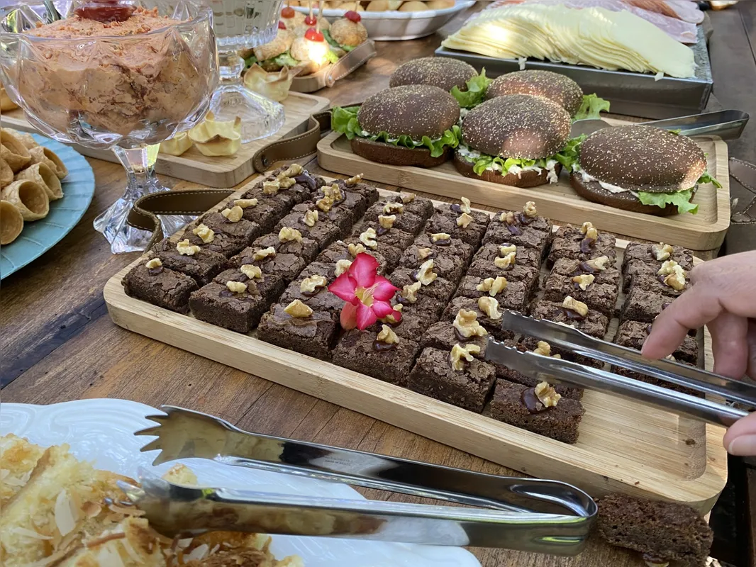 O café colonial traz uma variedade incrível de bolos, frutas, sanduíches e tortas a R$ 54,90 por pessoa