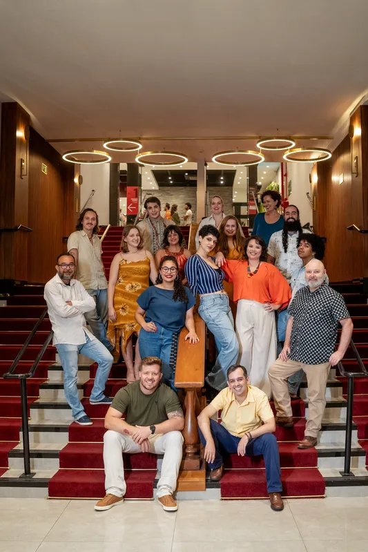 O Grupo Vocal Entre Nós, de Londrina, faz show de MPB encerrando a programação de quarta-feira
