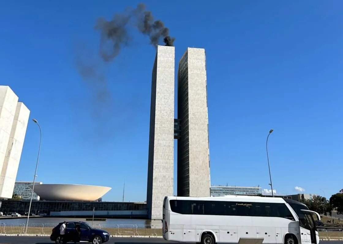 Imagem ilustrativa da imagem VEJA VÍDEO: Fumaça saindo do Congresso Nacional foi simulação