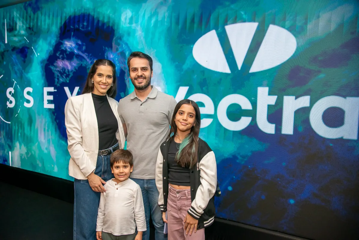 Yasmim Elias da Silva Reche e Eduardo Bueno Reche com os filhos