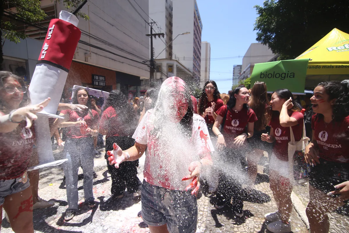 Imagem ilustrativa da imagem Vestibafest: estudantes celebram aprovação no vestibular da UEL