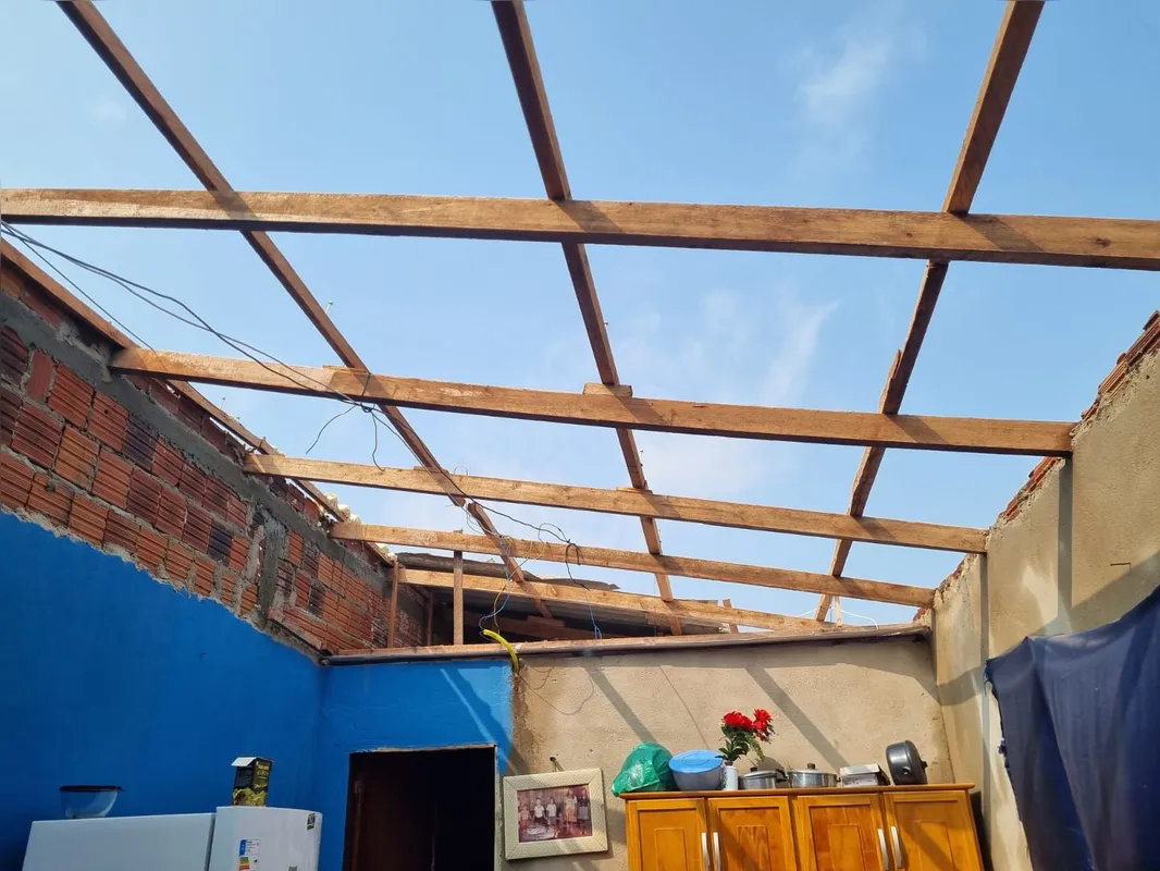 Três casas foram destelhadas em Rolândia