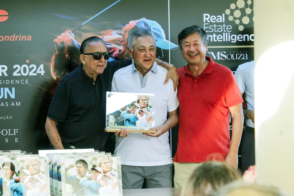 Em nome do Royal Golf, Dr.Miguita recebe de Galvão Bueno e Milton Ogawa uma placa de agradecimento dos organizadores do evento ao condomínio pelo apoio ao evento.
