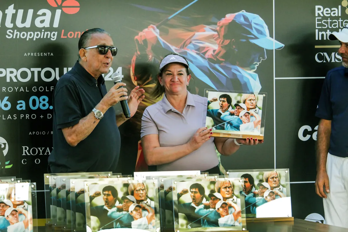 Janete Tressoldi representando a Fortezze, também recebe uma placa em agradecimento ao patrocínio do evento .