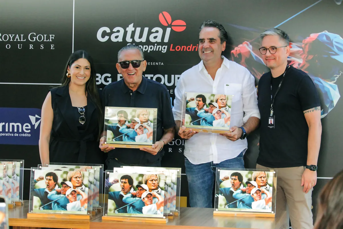 Thaysa Taniyama, coordenadora de Marketing do Shopping Catuaí, e César Inocente, da Imobiliária CMSouza, entregando prêmio para a dupla formada por Carlos Messas e Galvão Bueno