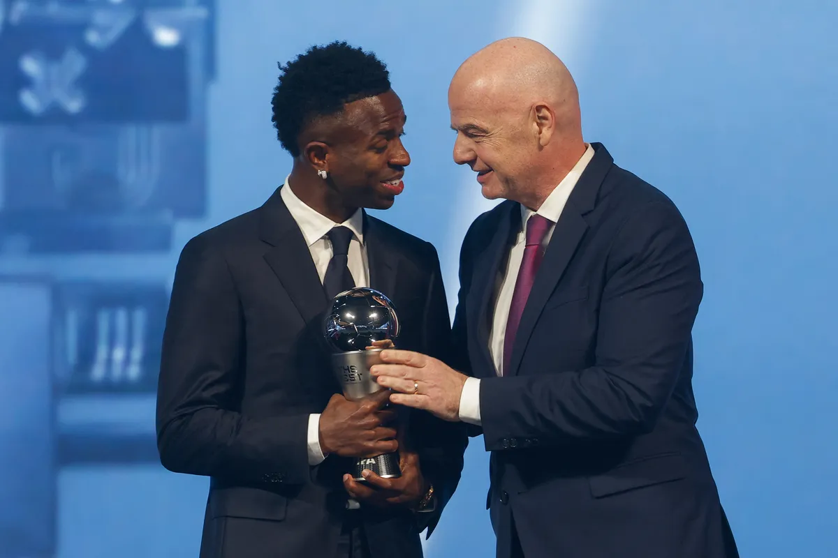 O presidente da Fifa, Gianni Intantino, entrega o troféu de melhor do mundo a Vinicius Junior: brasileiro, enfim, foi reconhecido pelo talento e criatividade