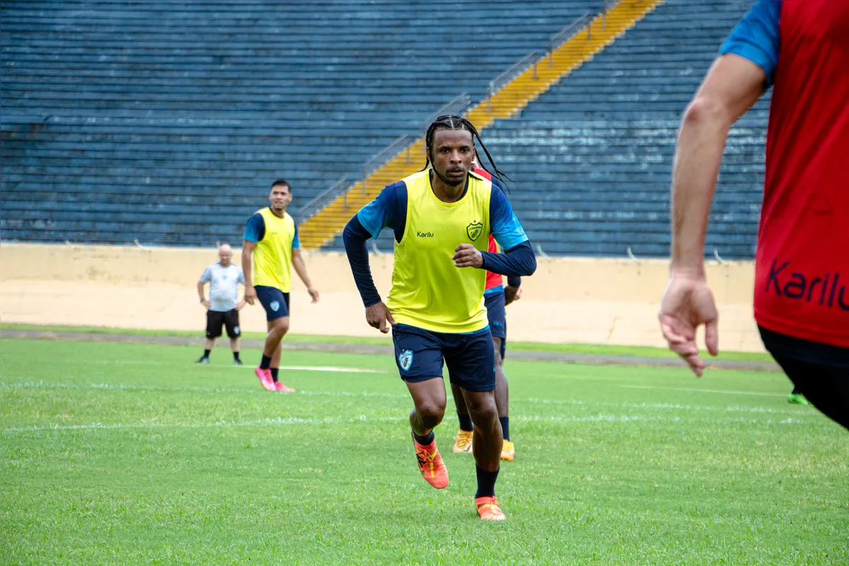 Com contrato renovado, atacante Henrique permanece no LEC em 2025: time treinou no estádio do Café no fim de semana