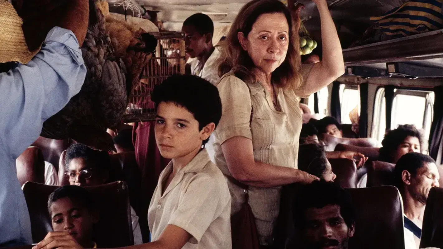 Para críticos e espectadores, Fernanda Montenegro, mãe de Fernanda Torres, merecia o Oscar de melhor atriz em 1998, mas o troféu foi para foi para Gwyneth Paltrow por "Shakespeare Apaixonado"