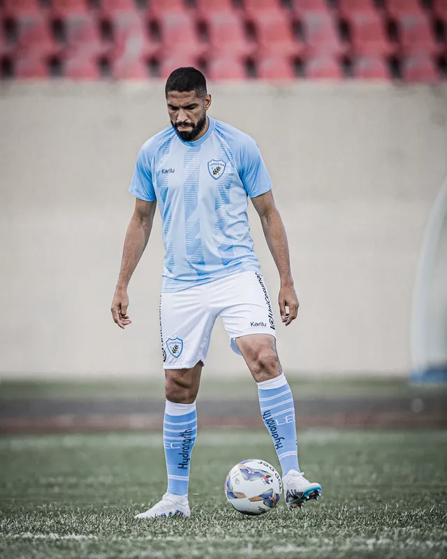 "Todos que estão no Londrina têm trabalhado para fazer um clube mais forte e consistente. Essa transformação do clube passa por você, torcedor. Espero que possamos lotar o estádio do Café”, convocou o defensor
