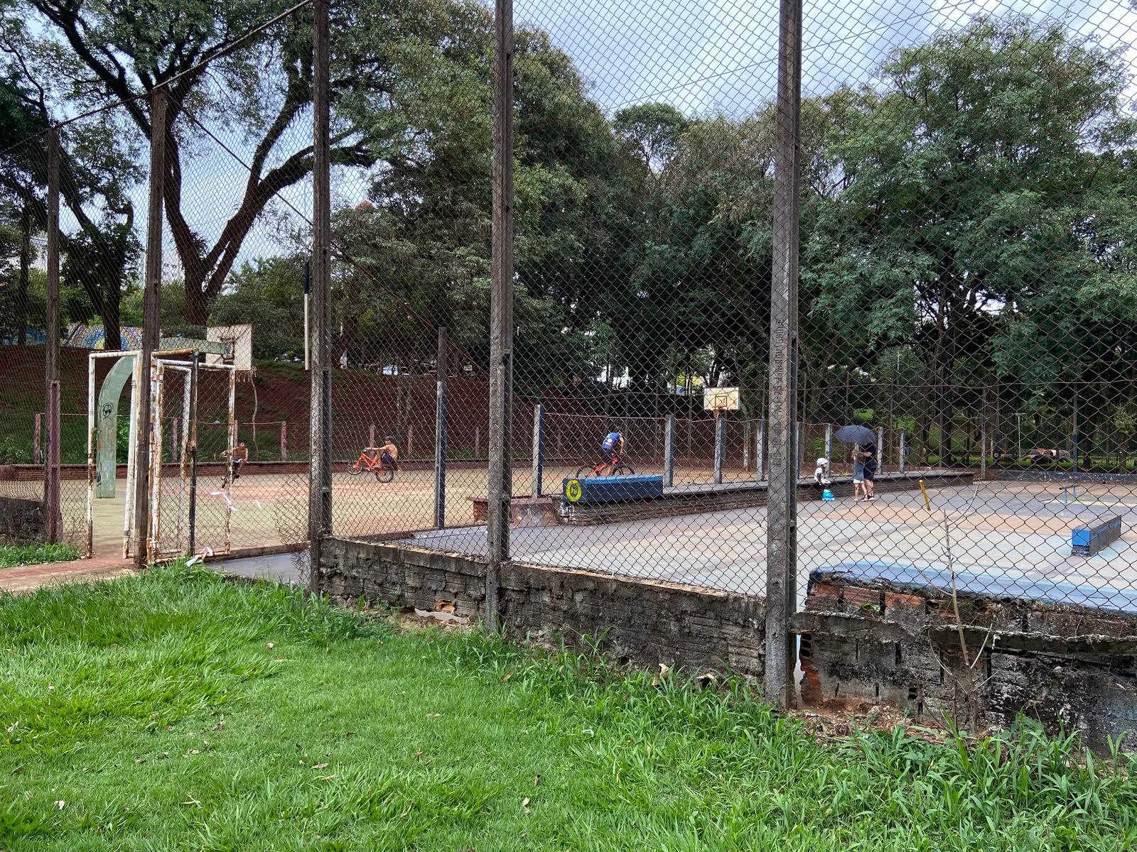 Pista de skate e quadra: à espera de revitalização