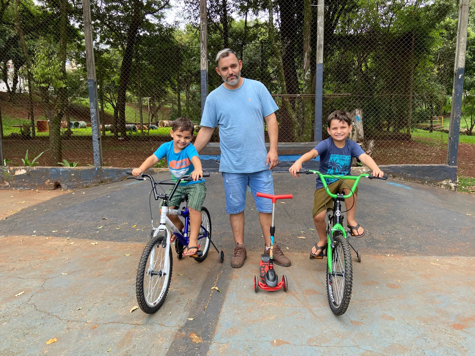 Bruno Dellaroza levou os filhos Samuel e Leonardo para brincar no Zerão