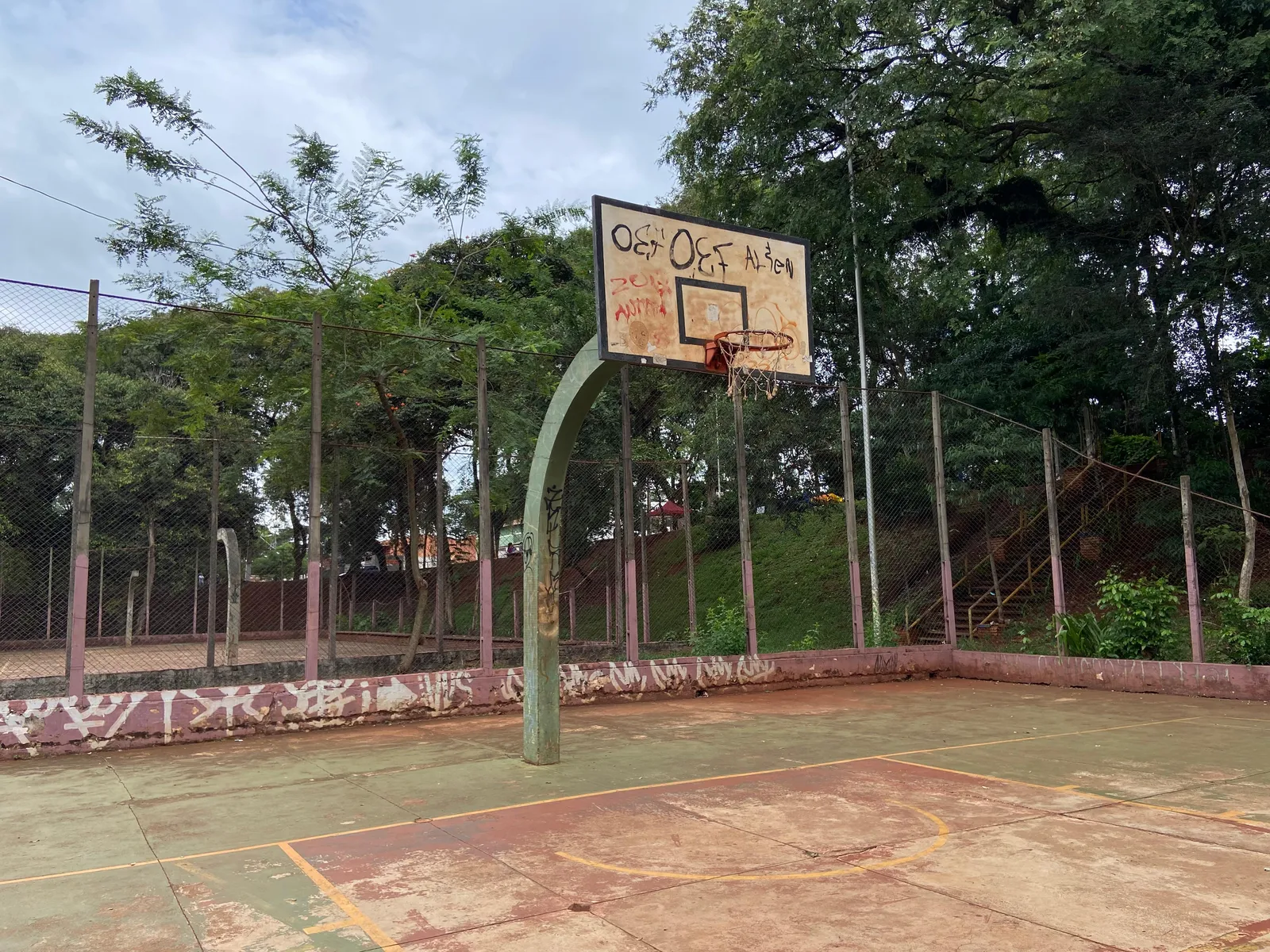 Pichação na quadra de basquete