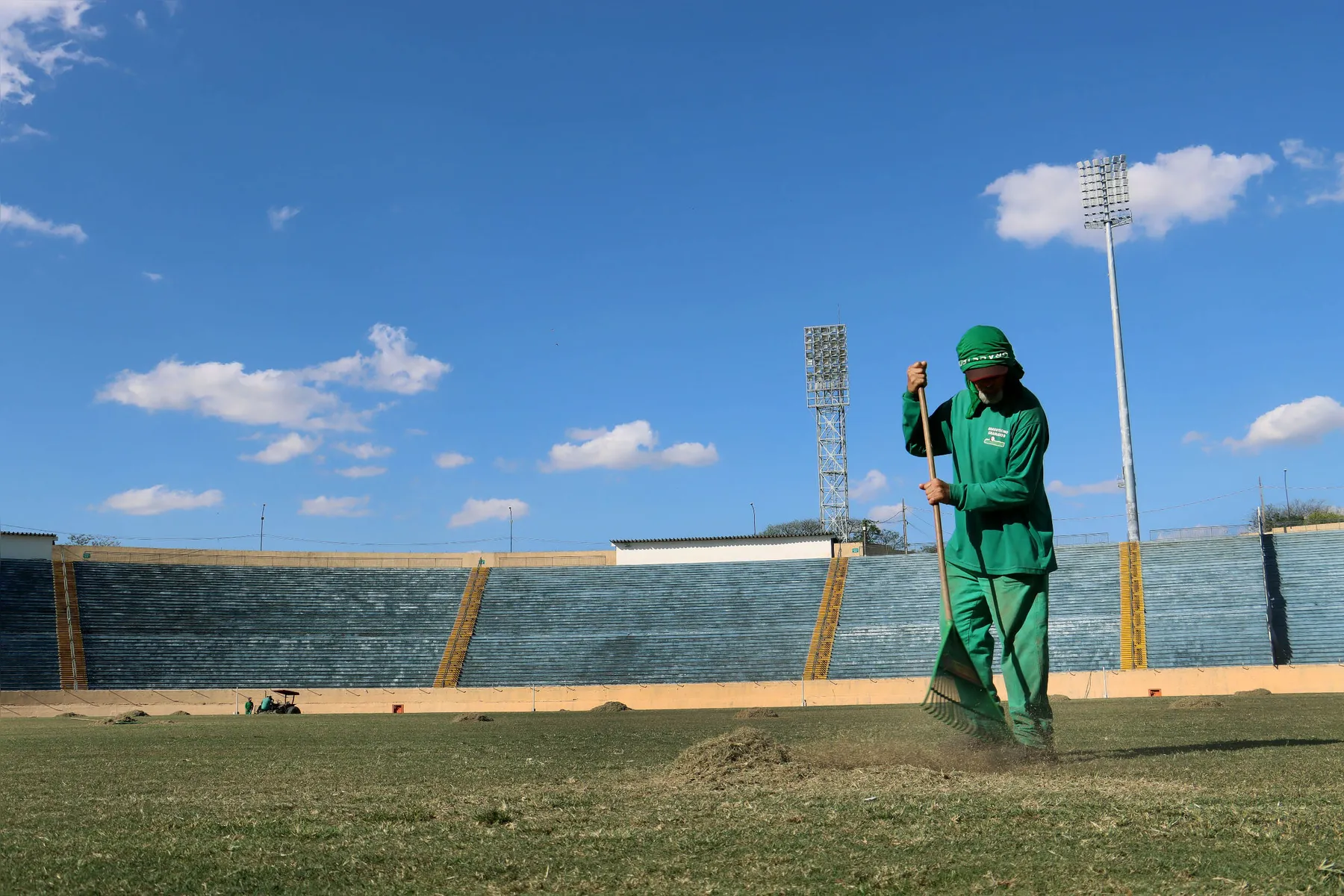 Imagem ilustrativa da imagem Em estado crítico, gramado do Café começa a ser recuperado
