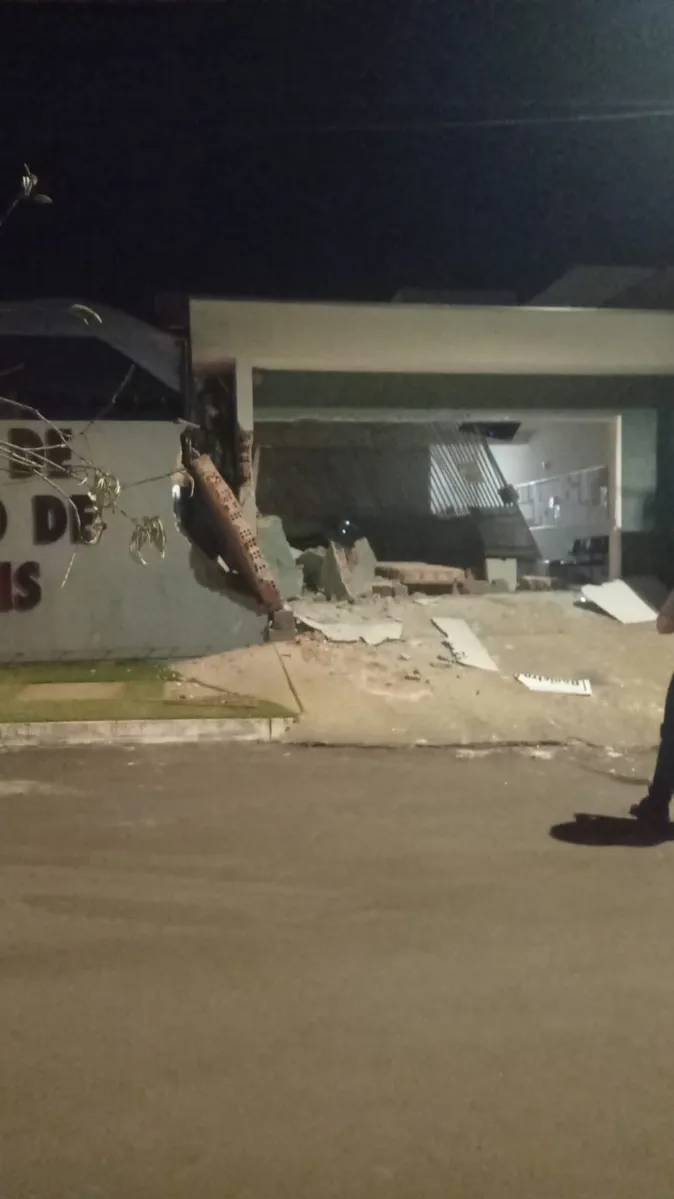 Imagem ilustrativa da imagem Empresário invade cartório de Ribeirão Claro com retroescavadeira