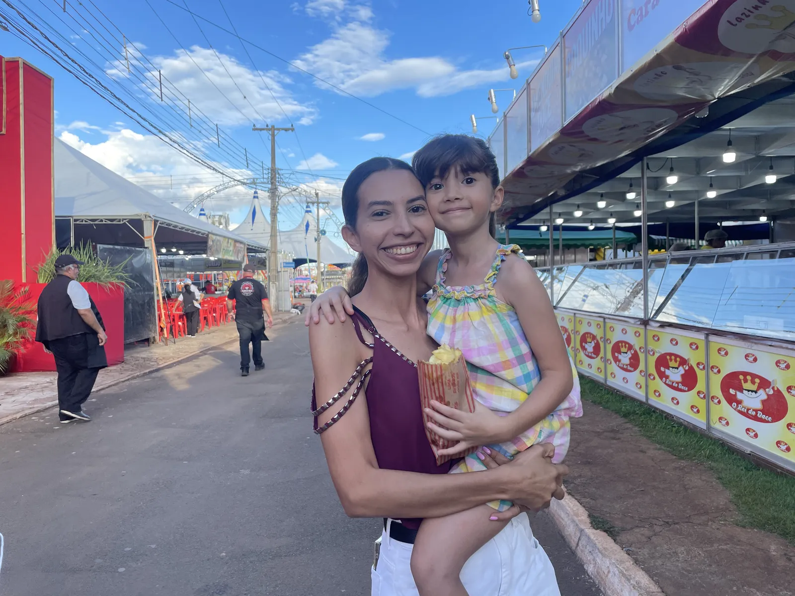 Kamilla Miliozzi e a pequena Isis: “Todo ano a gente vem, a gente ama essa energia”