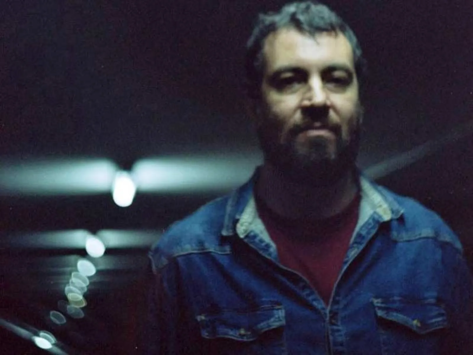 Atração musical do Festival DOBRA,  Kiko Dinucci se apresenta no domingo (7)