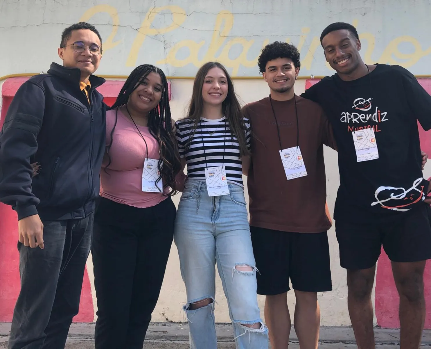 A londrinense Sofia M. Stersi Hohmann, ao centro, da ONG Arte e Vida fez masterclass com a violonista Carla Rincón