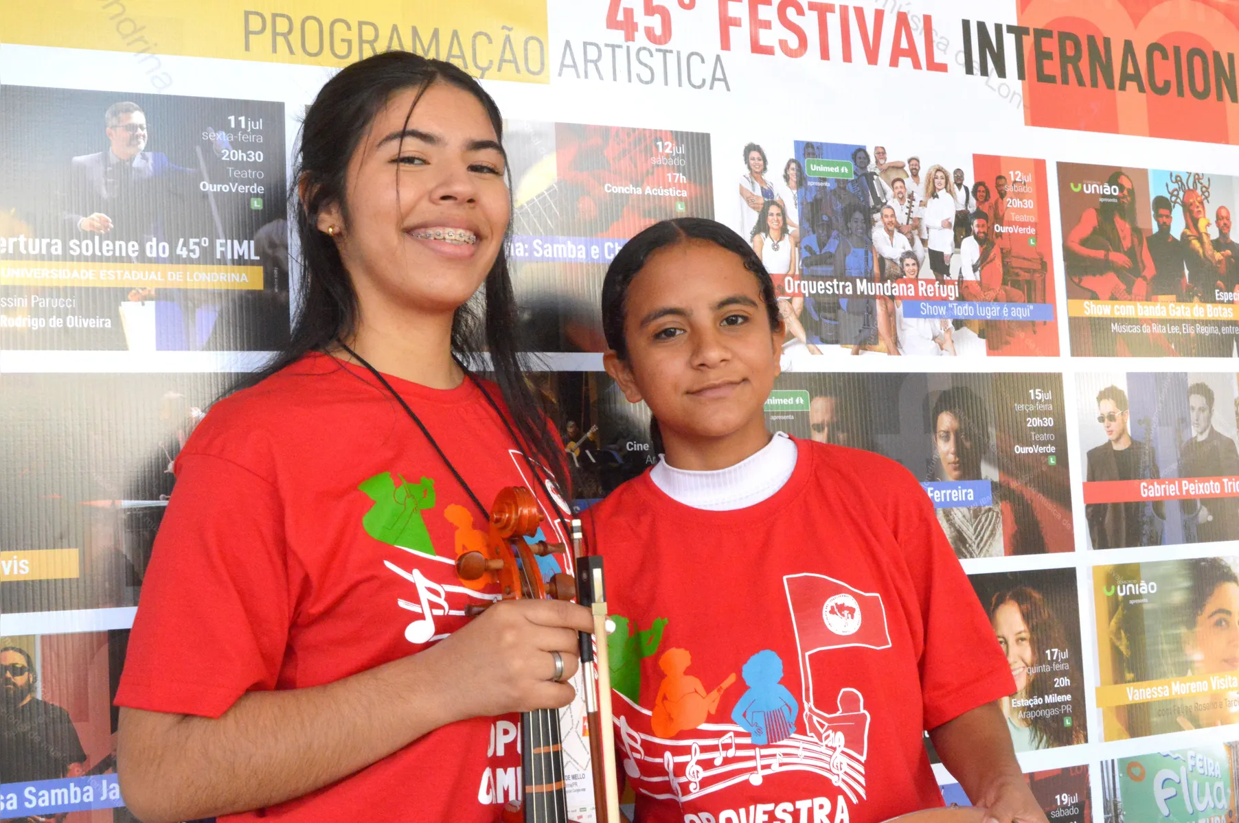 Eloiza dos Santos Mello Alves  (à esquerda) e Vitoria Gabriela Adams Santos  são integrantes da Orquestra Popular Camponesa, do assentamento Eli Vive, de Londrina, estarão no palco do Teatro Ouro Verde neste domingo