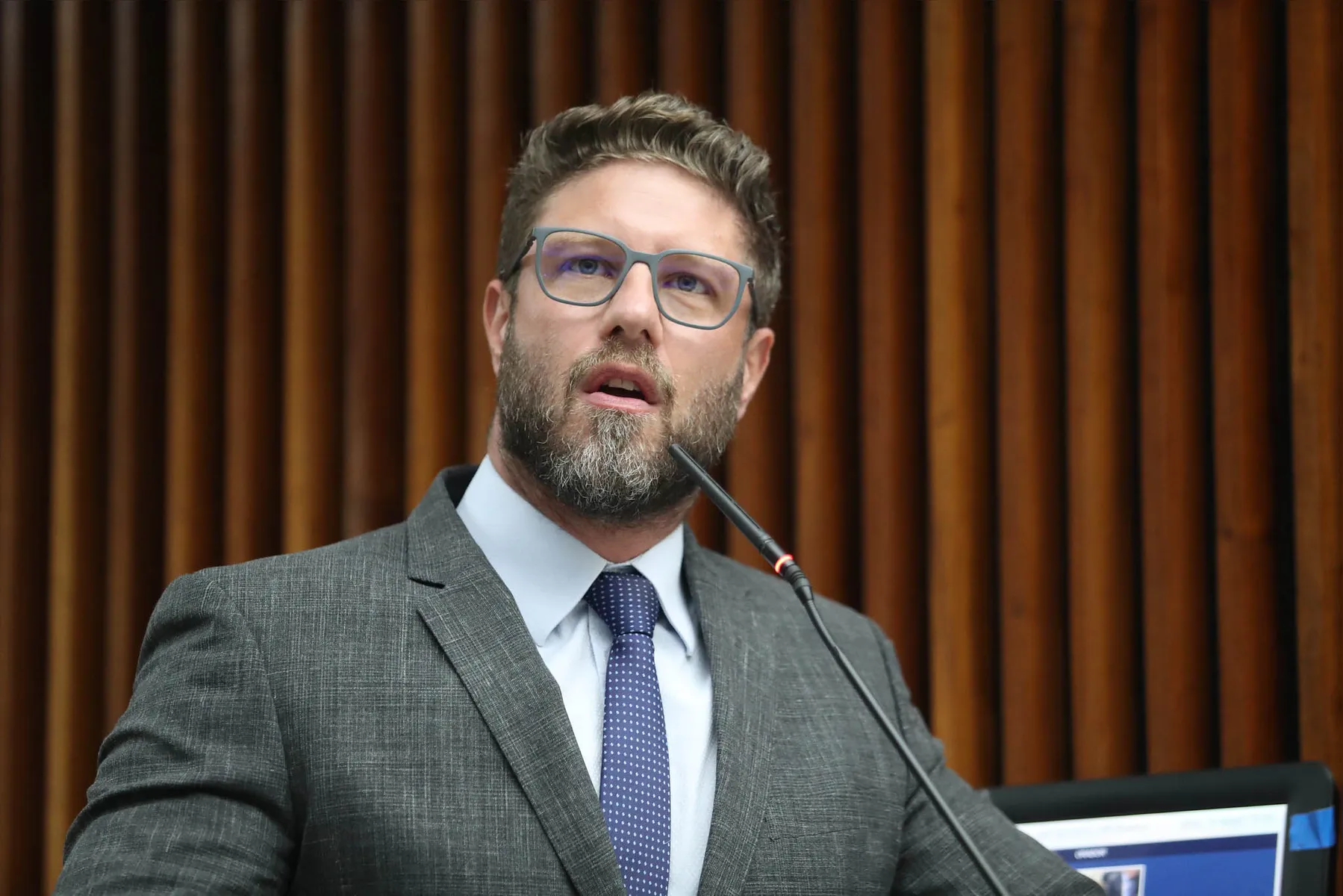Voz solitária na oposição da Assembleia Legislativa, o deputado Requião Filho saiu do PT e ingressou ao PDT para disputar a eleição ao governo do Estado em 2026