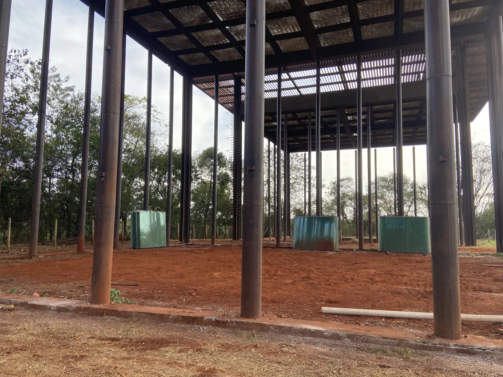 Os vidros foram retirados da estufa, que se transformará em uma galeria