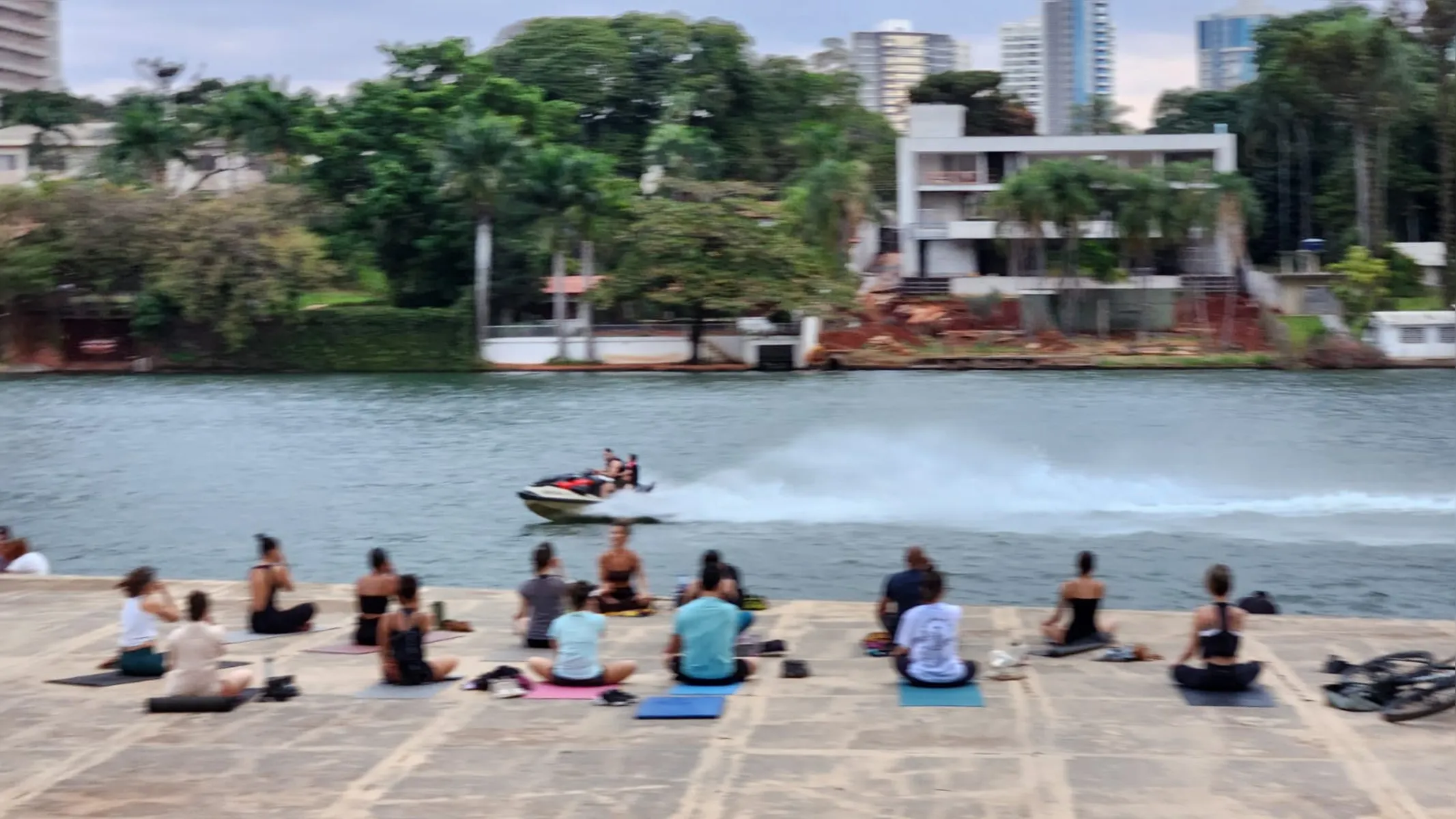 Imagem ilustrativa da imagem Motos aquáticas desafiam a Marinha no Lago Igapó