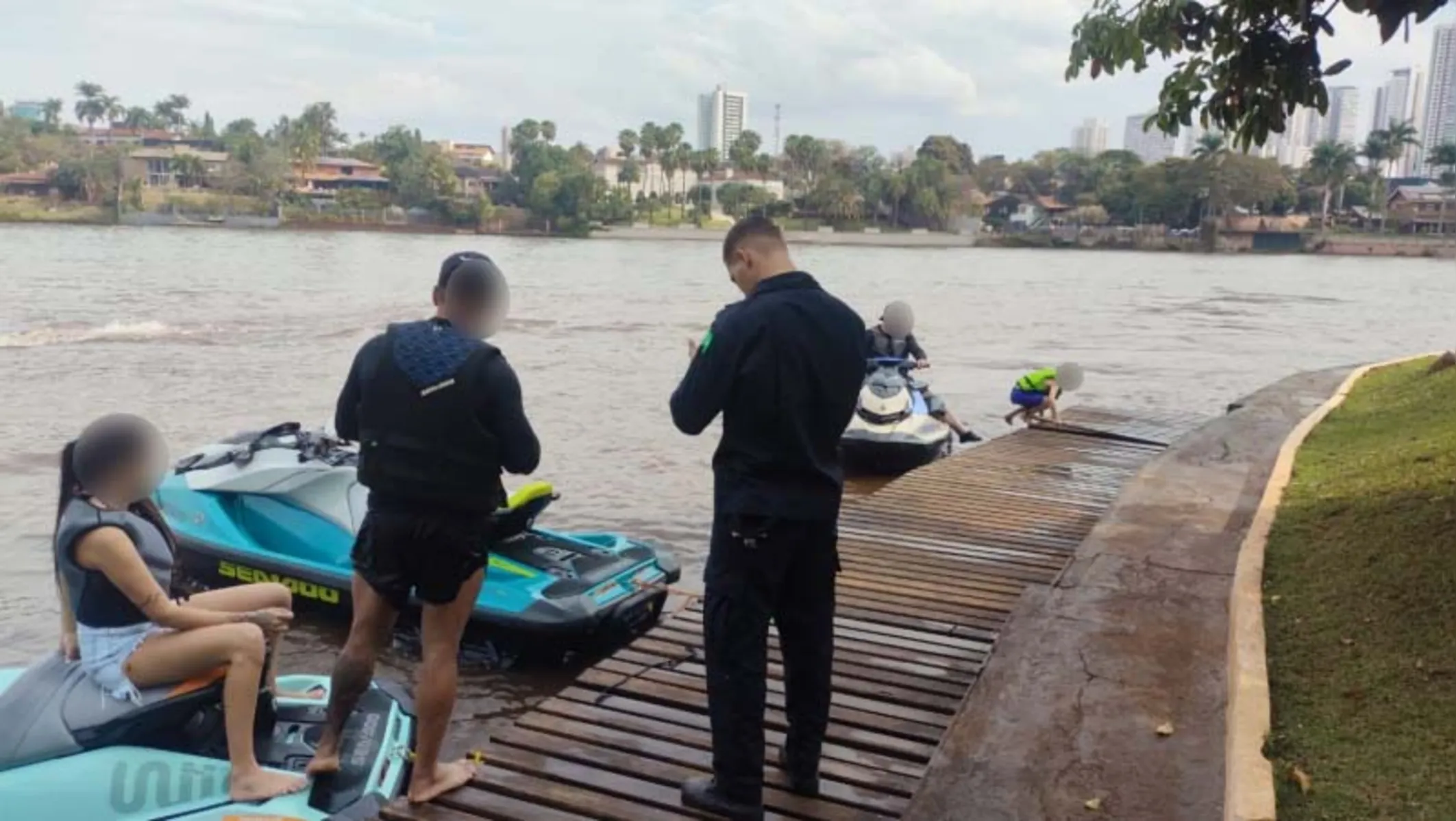 Imagem ilustrativa da imagem Motos aquáticas desafiam a Marinha no Lago Igapó