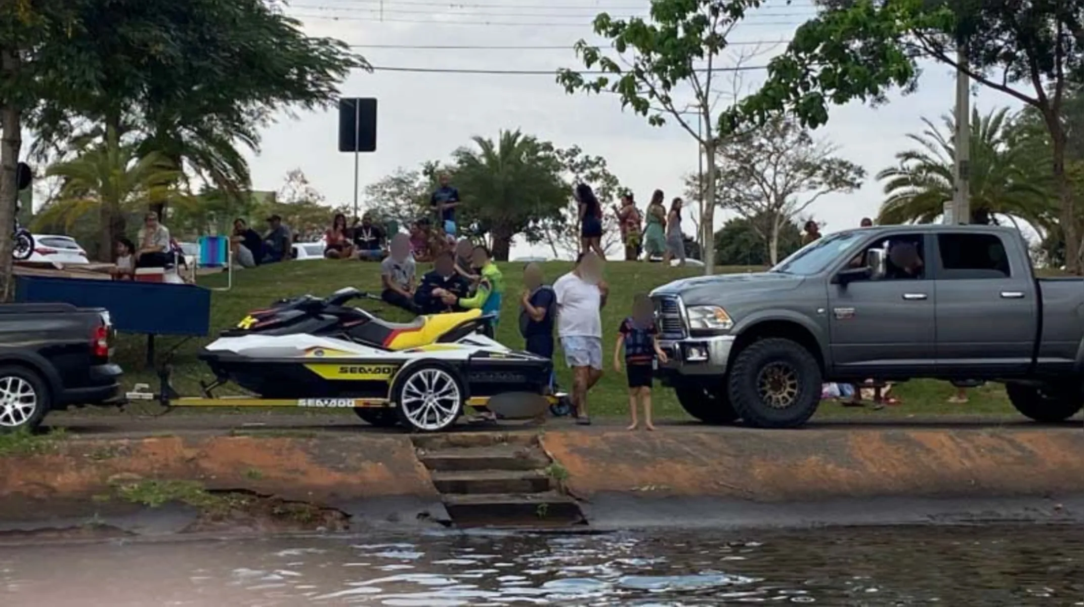 Imagem ilustrativa da imagem Motos aquáticas desafiam a Marinha no Lago Igapó