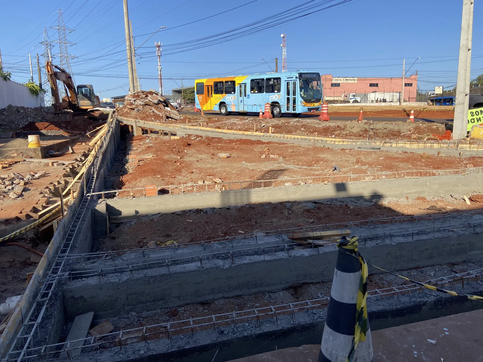 Construção da rotatória em julho, quando o bloqueio em trechos da Octávio Genta foi instituído