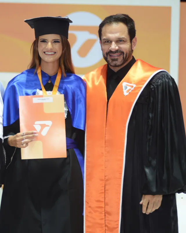 Giovana Santos Vieira (média 89,58 em Agronomia) e o coordenador, prof. dr. Fábio Suano de Souza